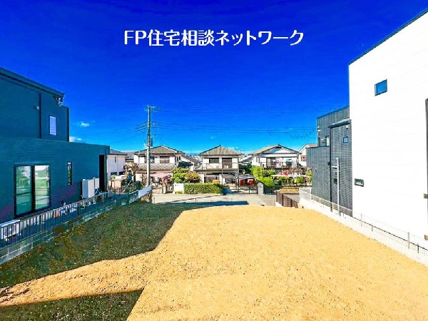 外観:四季を通じて自然と触れ合えるスポットが周辺には盛りだくさん！お散歩やジョギング、週末のご家族での遊びに最適です。目の前に広がる開放感とゆとり、暮らしの夢を育む理想の住まいがここにはあります。