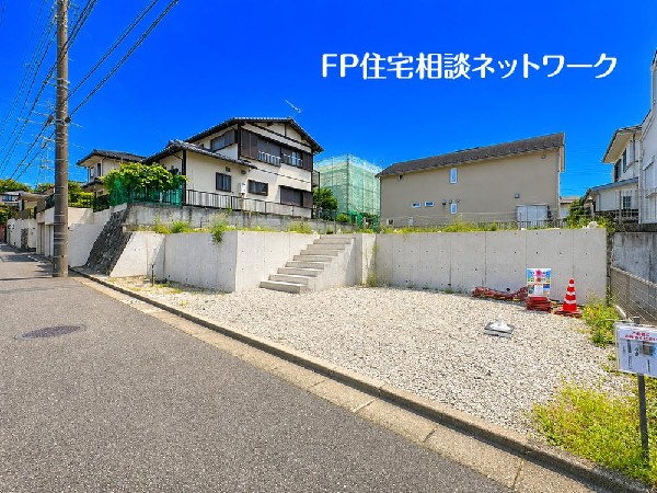 外観:小学校までの距離は徒歩約4分。小さなお子様や女の子も無理なく安全に通えますね。お子様をいつも身近に感じられる安心の子育て環境です。