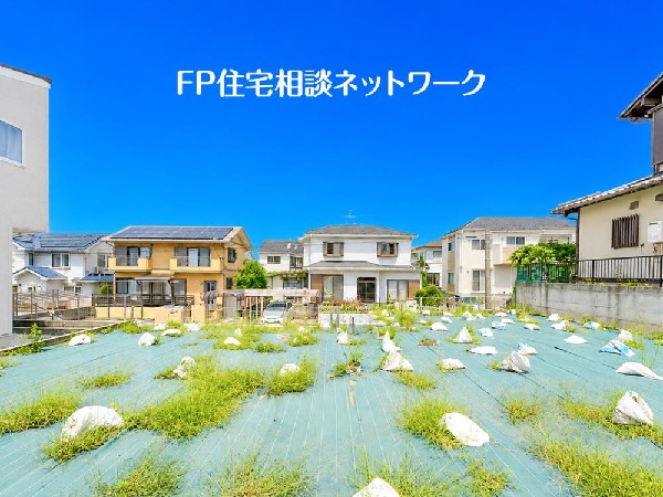 外観:良好な住環境が保たれたエリア。低層の一戸建を中心とした街並みが整然と続き周辺は高い建物が建っておらず、採光や開放性に恵まれ、空が広く緑の多い閑静な趣を感じる環境です。