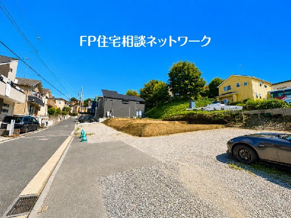 外観:良好な住環境が保たれたエリア。低層の一戸建を中心とした街並みが整然と続き周辺は高い建物が建っておらず、採光や開放性に恵まれ、空が広く緑の多い閑静な趣を感じる環境です。