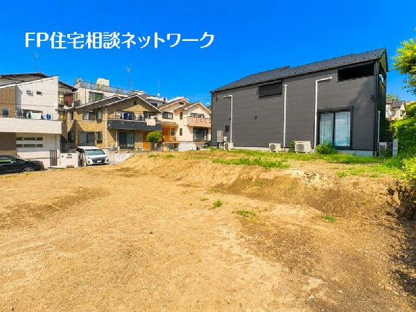 外観:四季を通じて自然と触れ合えるスポットが周辺には盛りだくさん！お散歩やジョギング、週末のご家族での遊びに最適です。目の前に広がる開放感とゆとり、暮らしの夢を育む理想の住まいがここにはあります。