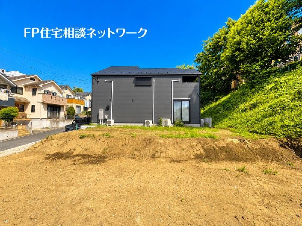 外観:開放感のある現地で、前面道路よりも少し高くなっておりますので、プライベート感も保たれます！高くなっている分、日当りや風通しも良く快適な生活が待っています！