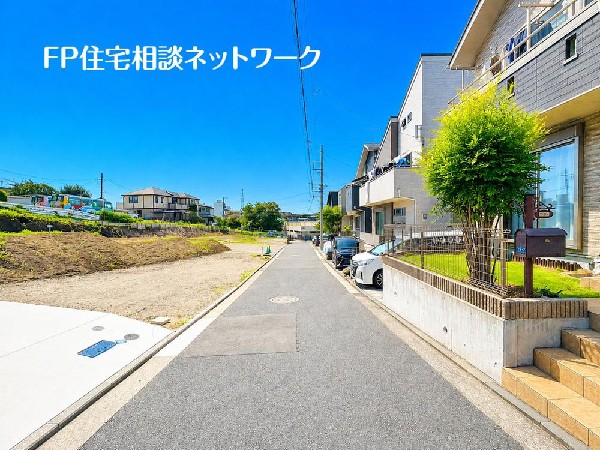 外観:閑静な車通りの少ない道路。お車の出し入れが苦手なママや小さなお子様にも安心ですね。車のすれ違いも問題なくできるので、ストレスなく運転できます！