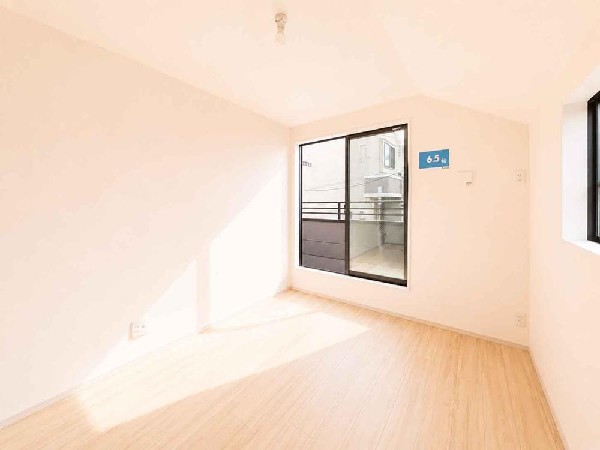 ここに帰ってくるとホットする。疲れを癒やすベッドルーム。陽光に愛されたお部屋で一日の疲れを癒やしたい。