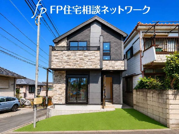 外観:心踊る日常と守られている安心感　どのライフステージでも快適に暮らすことができる住空間です。  ※人口芝はAIによるイメージ画像です。本物件には付帯しません。
