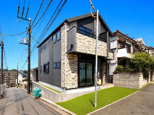 外観:☆☆風通しの良い住宅地☆☆  ゆとりのある住宅地　部屋の窓を開けるとそこには心地よい風が通りぬけます♪  ※人口芝はAIによるイメージ画像です。本物件には付帯しません。