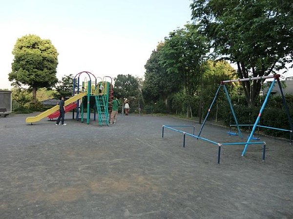 周辺環境:東寺尾四丁目公園(東寺尾四丁目公園まで500m 公園近くでお子様も安心して遊べます♪)