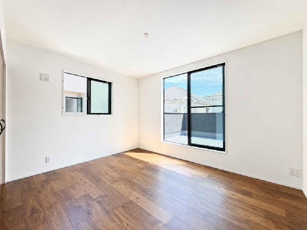 ここに帰ってくるとホットする。疲れを癒やすベッドルーム。陽光に愛されたお部屋で一日の疲れを癒やしたい。