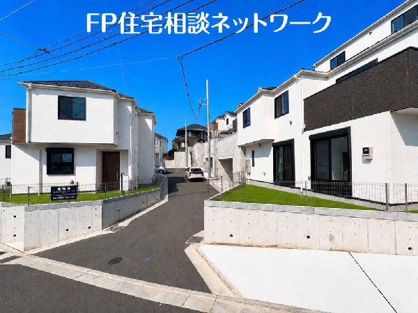外観:低層の一戸建を中心とした街並みが整然と続き周辺は高い建物が建っておらず、採光や開放性に恵まれ、空が広く緑の多い閑静な趣を感じる環境です。  ※人口芝はAIによるイメージです。本物件には付帯しません。