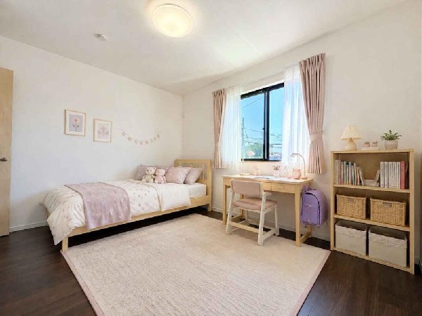 自分好みのこだわりのお部屋にしてオンリーワンの部屋でゆったりと寛ごう。  ※家具・家電・置物はAIによるイメージ画像です。本物件には付帯しません。
