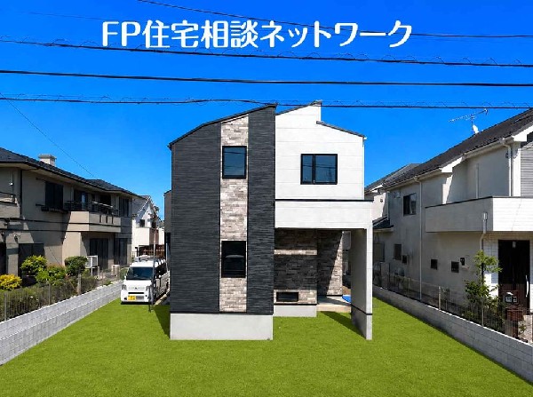 外観:窓枠から切り取られたまるで写真のような澄み切った光景。季節の移り変わりとともに、ゆっくりと愛でる時のありがたみ。  ※人口芝はAIによるイメージ画像です。本物件には付帯しません。