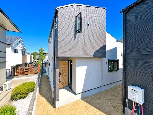 外観:光と風が行わたる開放感あふれる邸宅　春には気持ちの良いそよ風、冬には朝の暖かな光　季節の移り変わりを感じる暮らしを実現