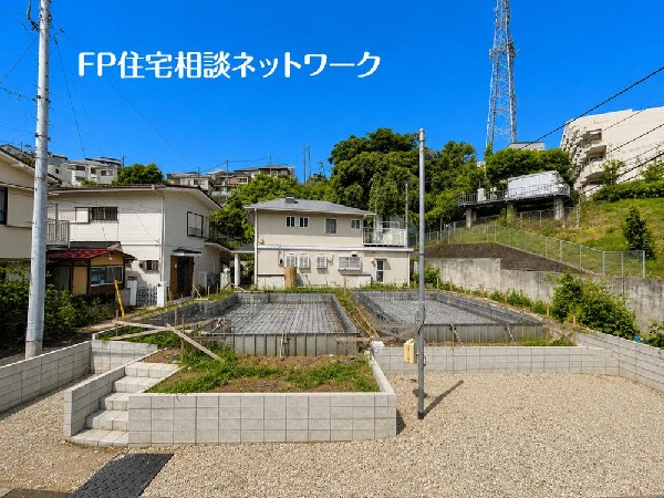 外観:四季を通じて自然と触れ合えるスポットが周辺には盛りだくさん！お散歩やジョギング、週末のご家族での遊びに最適です。目の前に広がる開放感とゆとり、暮らしの夢を育む理想の住まいがここにはあります。