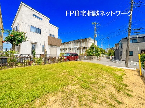 外観:四季を通じて自然と触れ合えるスポットが周辺には盛りだくさん！お散歩やジョギング、週末のご家族での遊びに最適です。目の前に広がる開放感とゆとり、暮らしの夢を育む理想の住まいがここにはあります。
