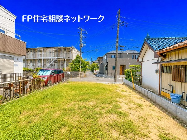 外観:良好な住環境が保たれたエリア。低層の一戸建を中心とした街並みが整然と続き周辺は高い建物が建っておらず、採光や開放性に恵まれ、空が広く緑の多い閑静な趣を感じる環境です。