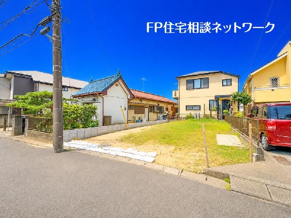 外観:閑静な車通りの少ない道路。お車の出し入れが苦手なママや小さなお子様にも安心ですね。車のすれ違いも問題なくできるので、ストレスなく運転できます！