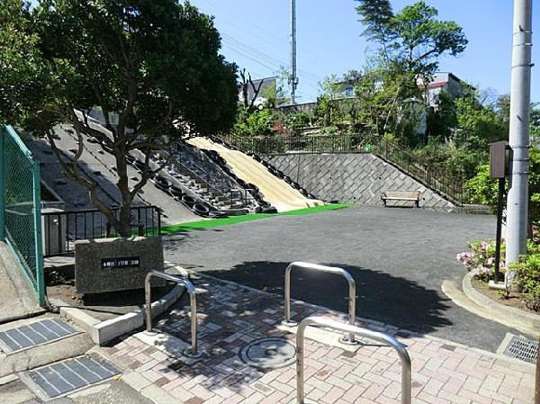 周辺環境:本郷台三丁目第二公園(本郷台三丁目第二公園まで550m)