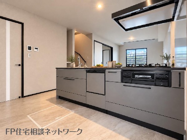 リビングのお子様を見守りながらお料理が出来る対面式カウンターキッチン。ご家族との会話がはずみます♪（本画像はCGで作成しており、実際に現地に家具はおかれておりません。また価格に家具は含ません。）