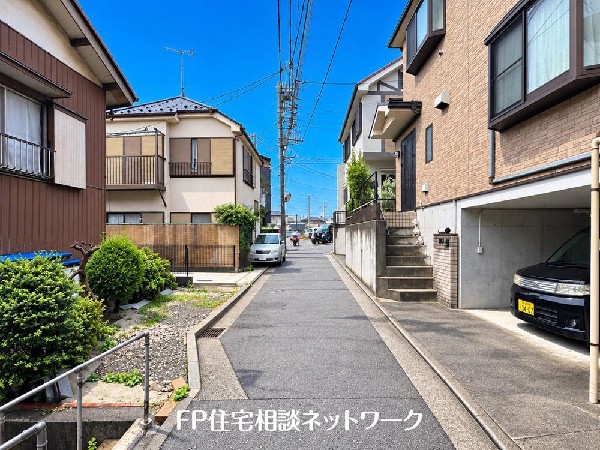 外観:第一種低層住居専用地域の良好な住環境が保たれたエリア。低層の一戸建てを中心とした街並みが整然と続き、周辺は高い建物が建っていないので、採光や開放性に恵まれています♪