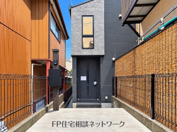 外観:第一種低層住居専用地域の良好な住環境が保たれたエリア。低層の一戸建てを中心とした街並みが整然と続き、周辺は高い建物が建っていないので、採光や開放性に恵まれています♪