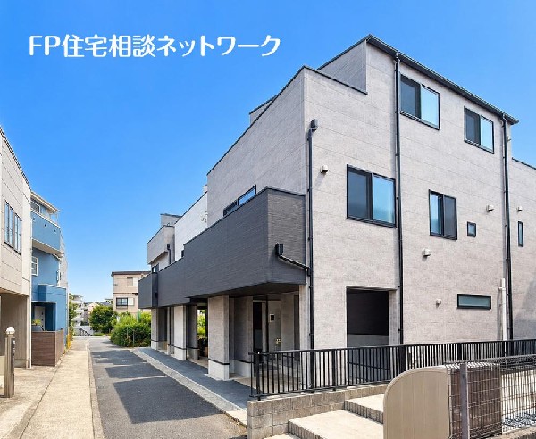 外観:良好な住環境が保たれたエリア。低層の一戸建を中心とした街並みが整然と続き周辺は高い建物が建っておらず、採光や開放性に恵まれ、空が広く緑の多い閑静な趣を感じる環境です。