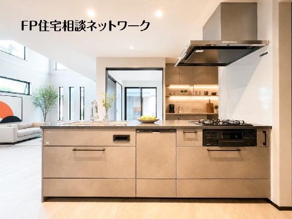 リビングを見渡せ家族の気配を感じられる、そんな空間を演出できるキッチンです。（本画像はCGで作成しており、実際に現地に家具・家電等はおかれておりません。また価格に家具・家電等は含まれておりません。）