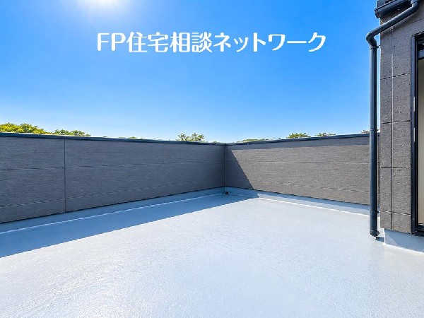 お洗濯物を干すだけのスペースではもったいない多用途にご利用いただける大型バルコニーです。天気の良い日にはテーブルとイスを並べて外でお食事なども楽しめ、ご家族憩いの場としてもご利用いただけます。