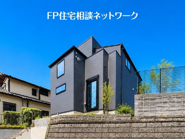 外観:開放感のある現地で、前面道路よりも少し高くなっておりますので、プライベート感も保たれます！高くなっている分、日当りや風通しも良く快適な生活が待っています！