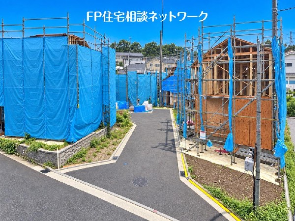 外観:第一種低層住居専用地域の良好な住環境が保たれたエリア。低層の一戸建てを中心とした街並みが整然と続き、周辺は高い建物が建っていないので、採光や開放性に恵まれています♪