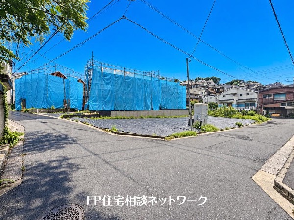 外観:前面は分譲地専用に通した4.5メートル幅の道路。通り抜けが出来なくなっておりますので、他の車は進入してきません。運転が苦手な方でも落ちいて車庫入れ可能です♪
