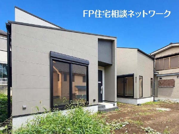 外観:やわらかな陽光と心地よい風に恵まれた現地。駅徒歩圏の利便性を備えながら、穏やかな街並みに調和する、上質な暮らしの舞台です。
