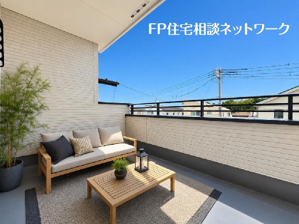 開放的なバルコニーは太陽の温かな温もりをめいっぱい受け止めてくれます。（本画像はCGで作成しており、実際に現地に家具・家電はおかれておりません。また価格に家具・家電等は含まれておりません。）