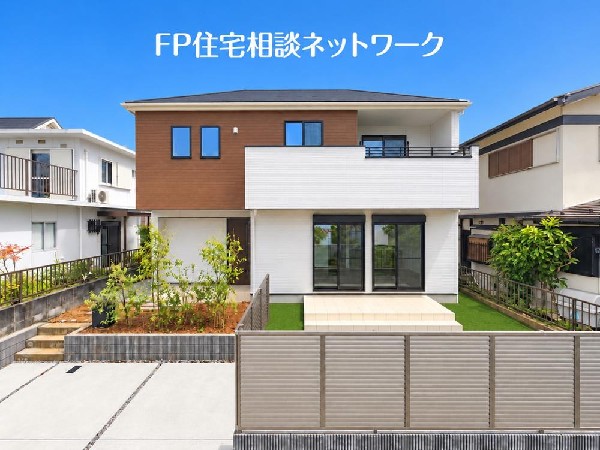 外観:やわらかな陽光と心地よい風に恵まれた現地。駅徒歩圏の利便性を備えながら、穏やかな街並みに調和する、上質な暮らしの舞台です。