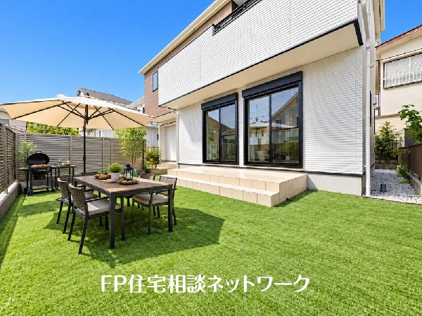 外観:年中大活躍のプライベート空間になるお庭はご家族の団らんの場として最適なスペース。（本画像はCGで作成しており、実際に現地に家具・家電はおかれておりません。また価格に家具・家電等は含まれておりません。）