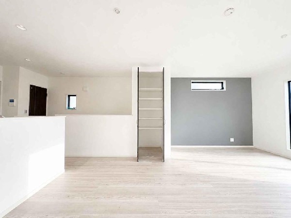 窓を開けるとスッーとそよぐ風を感じる。だんらんという場所はここから始まり、暮らし継がれる。家族の笑顔が集う素敵な場所だから、こだわりの思いがたくさん詰まっている。