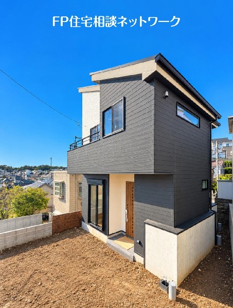 外観:第一種低層住居専用地域の良好な住環境が保たれたエリア。低層の一戸建てを中心とした街並みが整然と続き、周辺は高い建物が建っていないので、採光や開放性に恵まれています♪