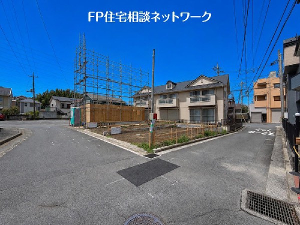 外観:前面道路は幅4.5ｍの公道。車通りが少なく敷地との高低差もないので、車の出入りがしやすいですね♪