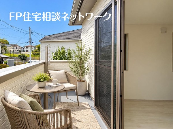 開放的なバルコニーは太陽の温かな温もりをめいっぱい受け止めてくれます。太陽の光と爽やかな風を受けたお洗濯物はあっという間に乾き、取りこむ時には太陽の匂いを感じられそうですね。
