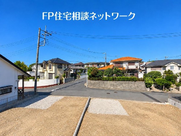 外観:陽当たりと風通しのよさに恵まれた、落ち着きある住環境。利便性と静けさ、そのどちらも大切にしたい方にふさわしい土地です。