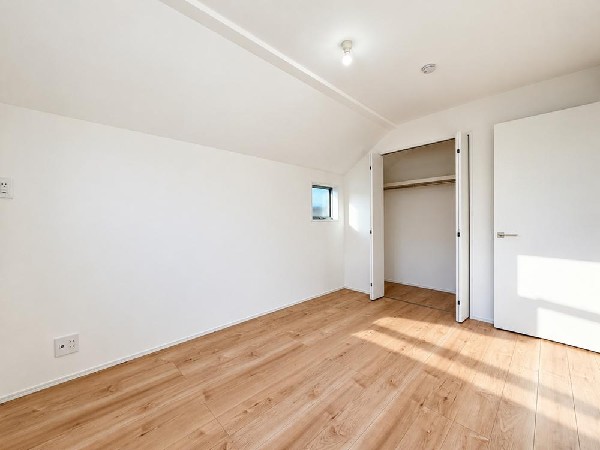 日差しを長時間受ける事が出来る暖かいお部屋です。大きな窓からは、眩しいほど光が差し込んでおりました！