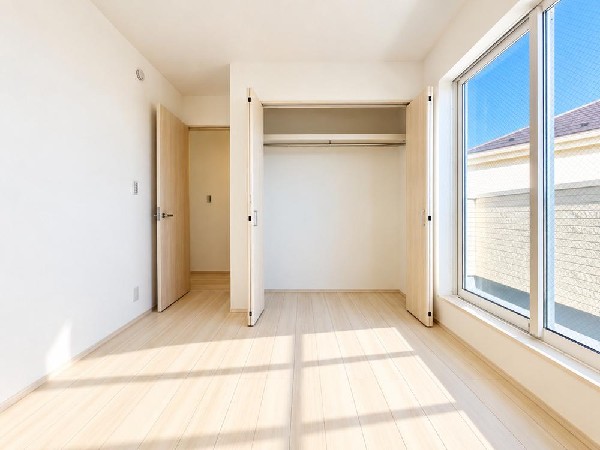 光が沢山取り込める大きな窓。日差しを長時間受ける事が出来る暖かいお部屋です。もちろんペアガラスなので、遮音性に優れ、結露も発生しにくい構造。サッシ周りのカビが発生しにくくなりますね。