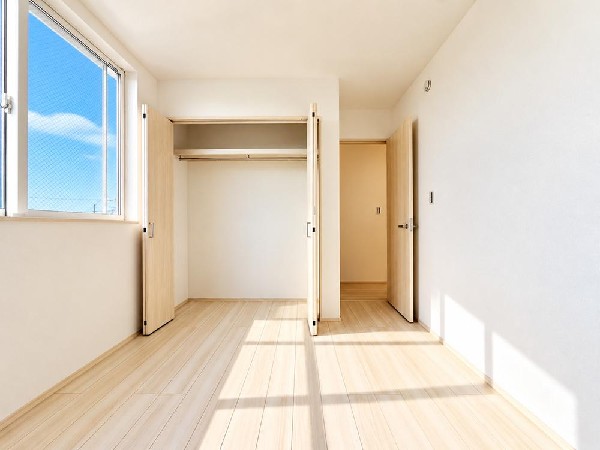 居室には収納クローゼットを完備！普段使いのお洋服や小物はもちろん、季節物のお洋服などもしっかりと整理整頓おしまい頂けます。居室空間をより広く隅々までお使いいただけますね。