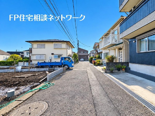 外観:閑静な車通りの少ない道路。お車の出し入れが苦手なママや小さなお子様にも安心ですね。車のすれ違いも問題なくできるので、ストレスなく運転できます！