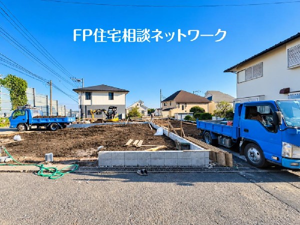 外観:四季を通じて自然と触れ合えるスポットが周辺には盛りだくさん！お散歩やジョギング、週末のご家族での遊びに最適です。目の前に広がる開放感とゆとり、暮らしの夢を育む理想の住まいがここにはあります。