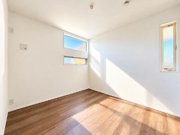 面採光でお部屋の隅々まで明るい居室。おひさまの光を、爽やかな風をたっぷりと取り込めます。居室内はいつも明るい印象ですので、気持ちの良い朝を迎えられそう。毎日の生活も自然と明るくなりますね。  ◇居室◇