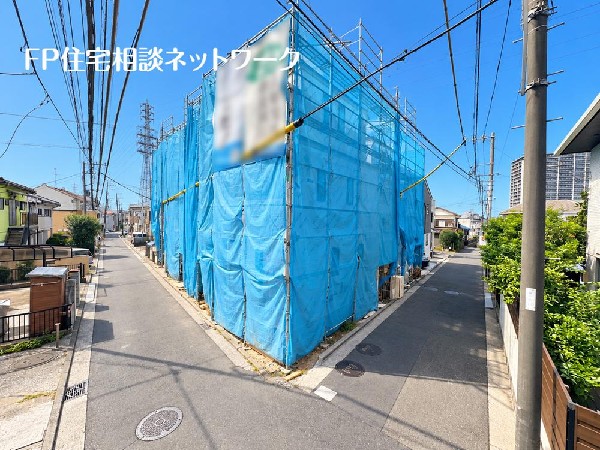 外観:閑静な車通りの少ない道路。お車の出し入れが苦手なママや小さなお子様にも安心ですね。車のすれ違いも問題なくできるので、ストレスなく運転できます！