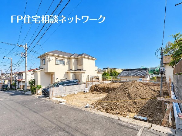 外観:深く豊かな緑と爽快な青い空を感じるまさに横浜に暮らす心地よさを存分に堪能いただける邸宅です。グレードの高い設備仕様が標準装備のデザイン住宅で快適で便利な生活をお送り頂けます。