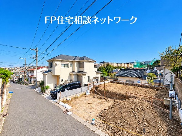 外観:閑静な車通りの少ない道路。お車の出し入れが苦手なママや小さなお子様にも安心ですね。車のすれ違いも問題なくできるので、ストレスなく運転できます！