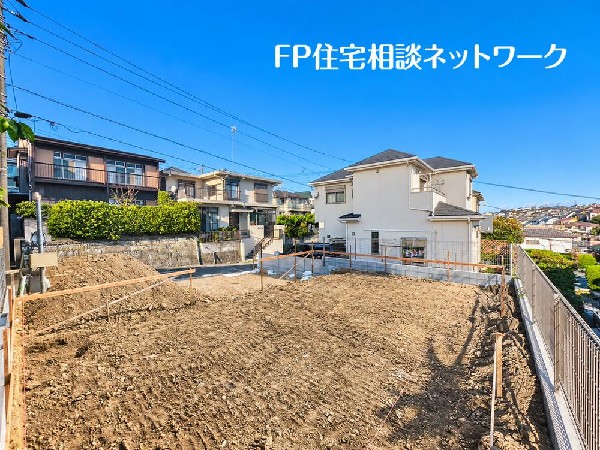 外観:良好な住環境が保たれたエリア。低層の一戸建を中心とした街並みが整然と続き周辺は高い建物が建っておらず、採光や開放性に恵まれ、空が広く緑の多い閑静な趣を感じる環境です。