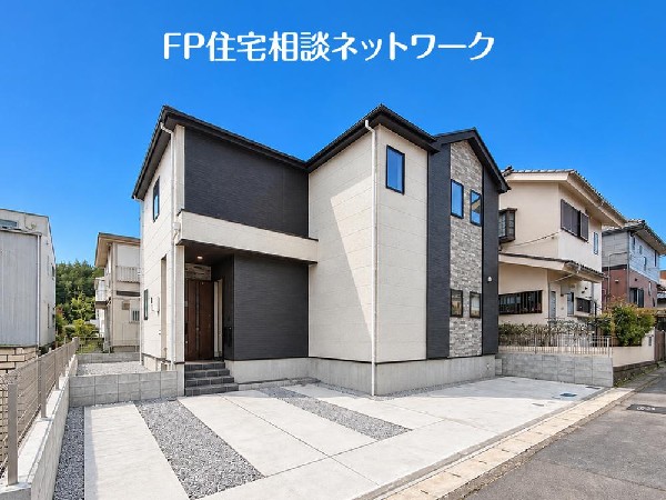 外観:深く豊かな緑と爽快な青い空を感じるまさに横浜に暮らす心地よさを存分に堪能いただける邸宅です。グレードの高い設備仕様が標準装備のデザイン住宅で快適で便利な生活をお送り頂けます。